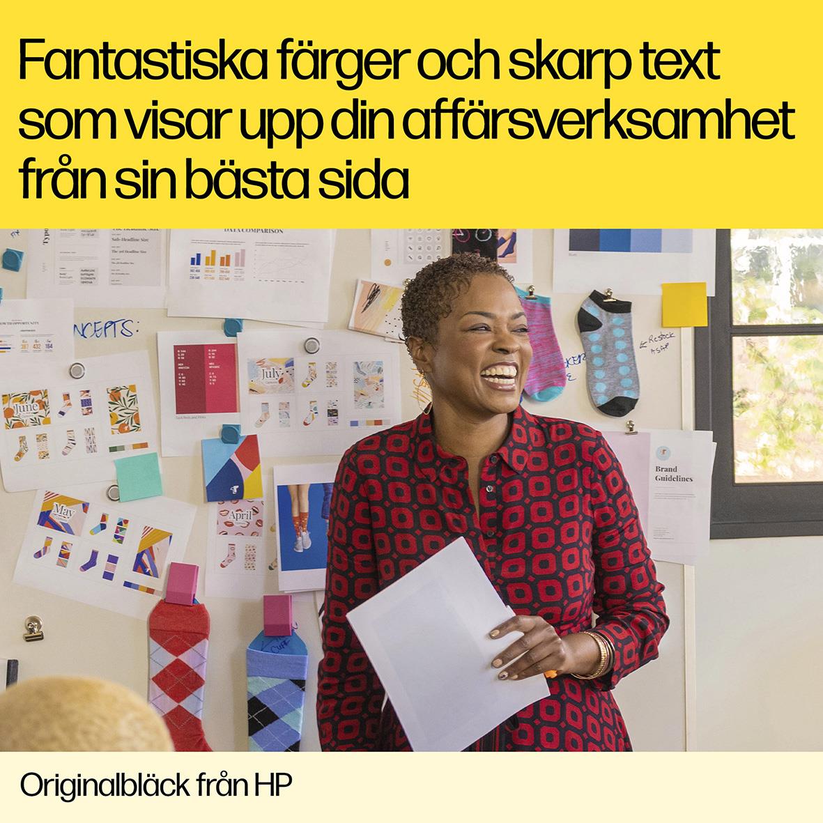 Bild på en glad kvinna som håller ett papper i ett kontorsmiljö med färgglada affischer och diagram på väggen, reklam för HP bläckpatron.