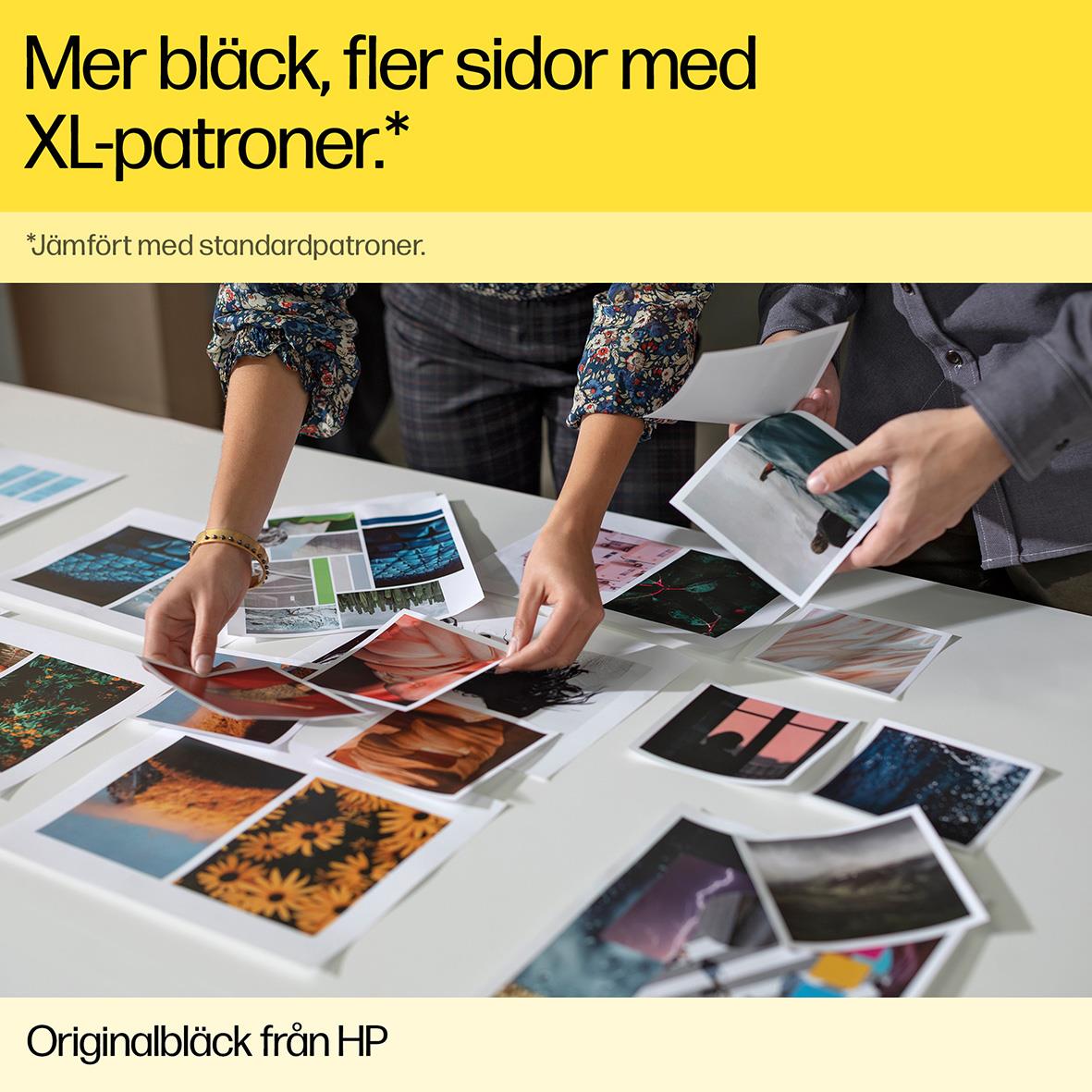 Personer som granskar utskriftsbilder och papper på ett bord, reklam för HP bläckpatron nr 907 XL svart