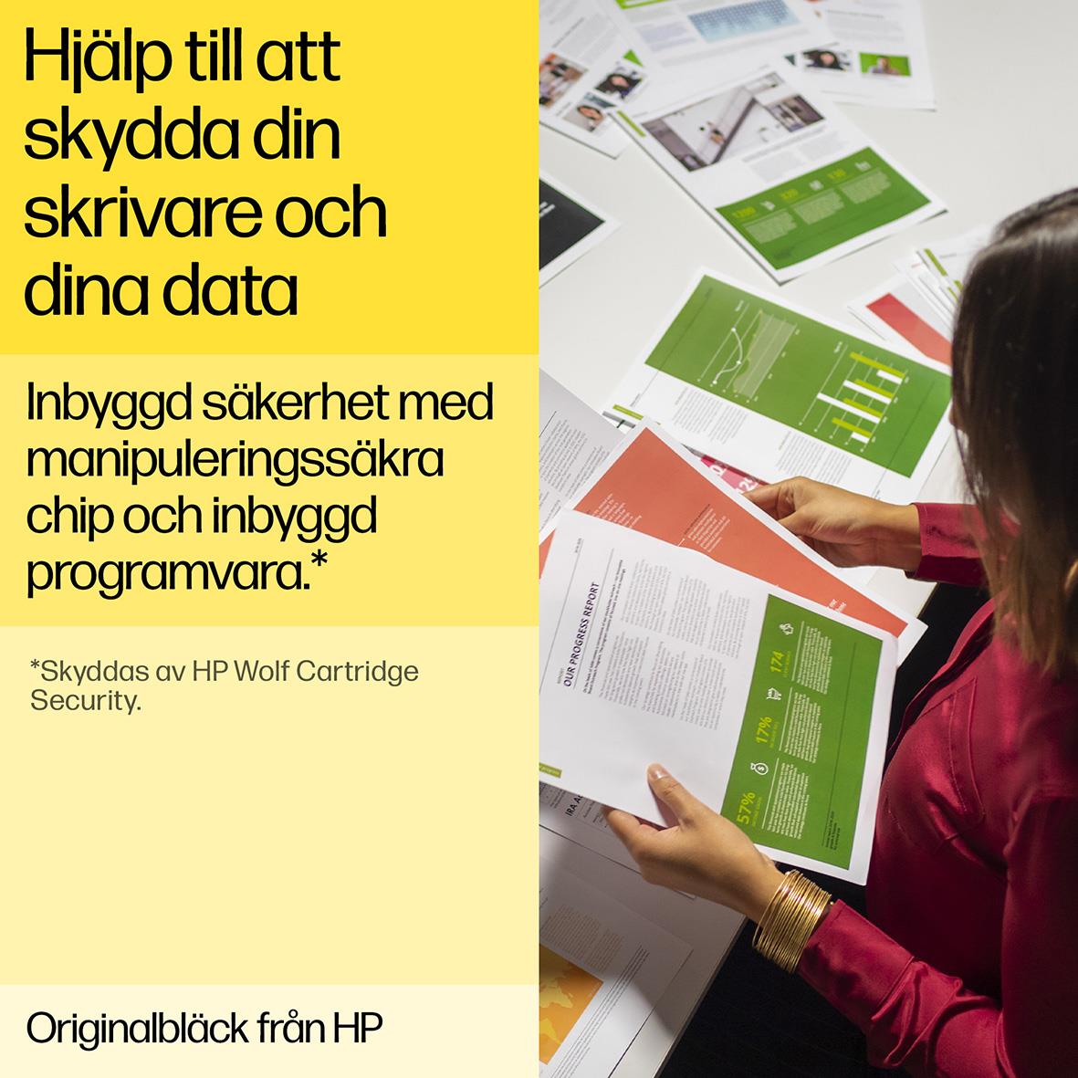 Person som granskar utskriftsmaterial med HP bläckpatron och säkerhetsfunktioner