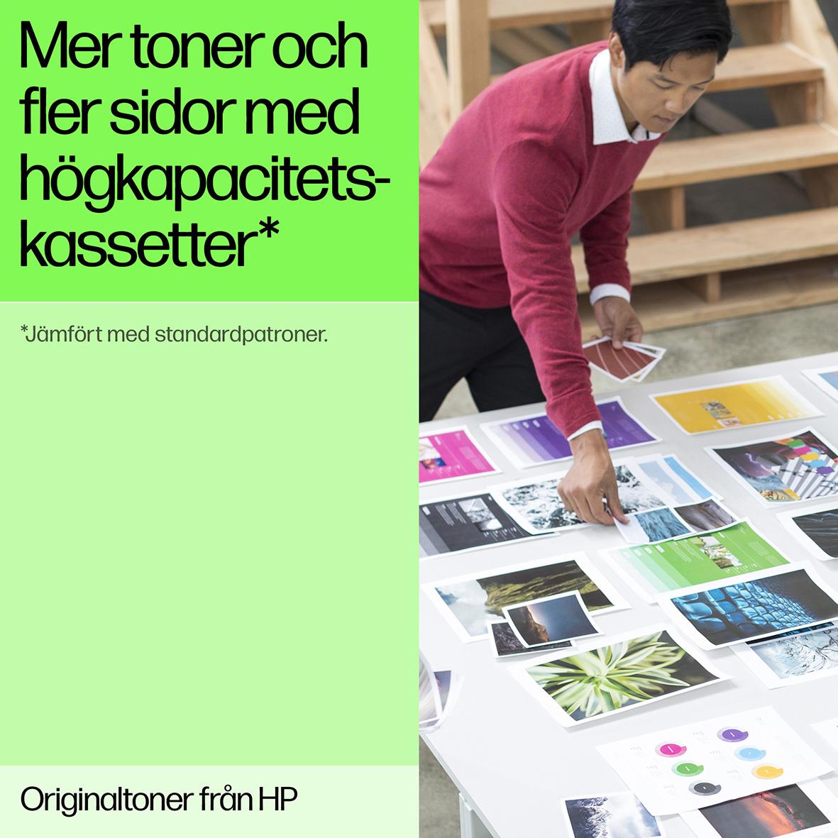 Person som granskar utskrifter av färg- och svartvita sidor på ett bord, reklam för HP-lasertoner