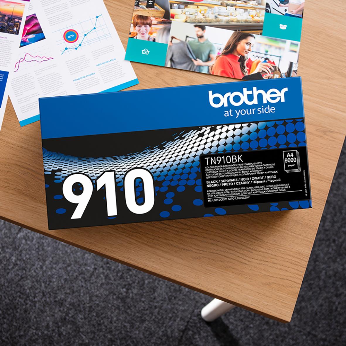 Brother TN910BK svart lasertoner i förpackning på bord