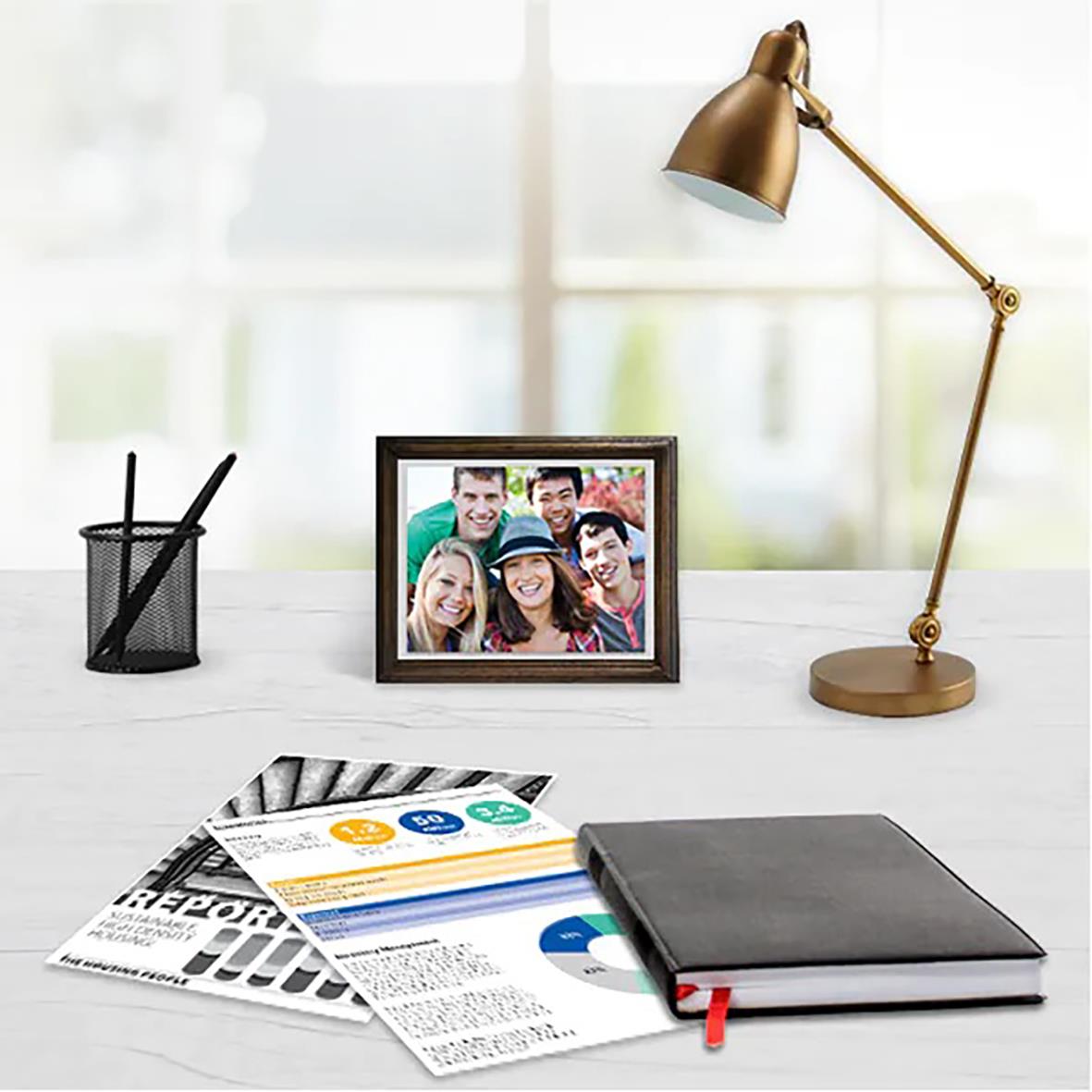 Skrivbord med laser tonerkassett HP 207A 1350 sidor, foton, anteckningsblock och skrivbordslampa