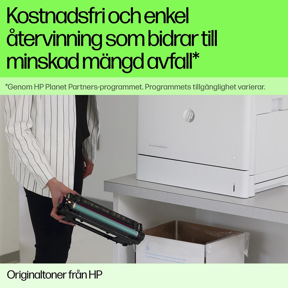 Person som byter ut toner i HP laserprinter med gul toner W2212A