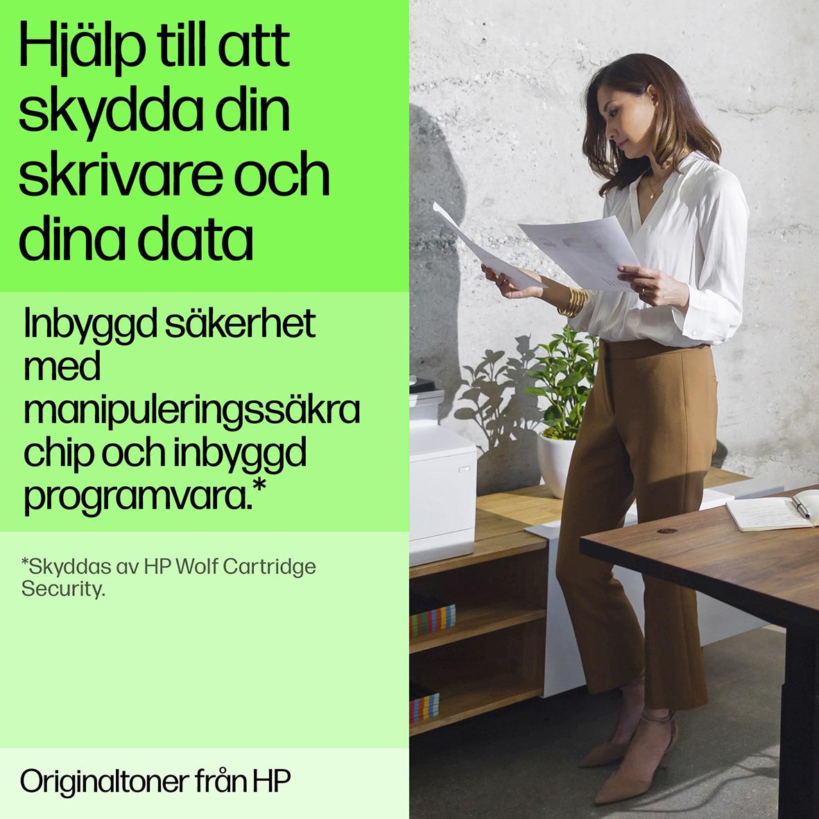 Kvinna som läser dokument vid skrivbord, reklam för HP laserpatron W2070A svart, skydd för skrivare och data