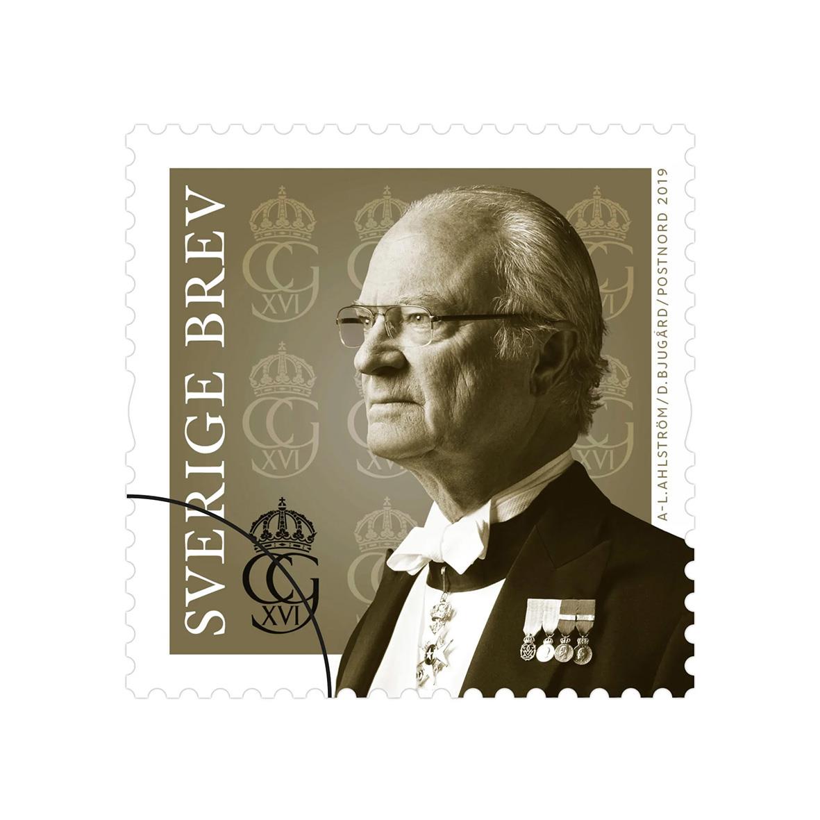 Inrikes frimärke med porträtt av en man i profil, guldfärgad bakgrund med kungliga emblem
