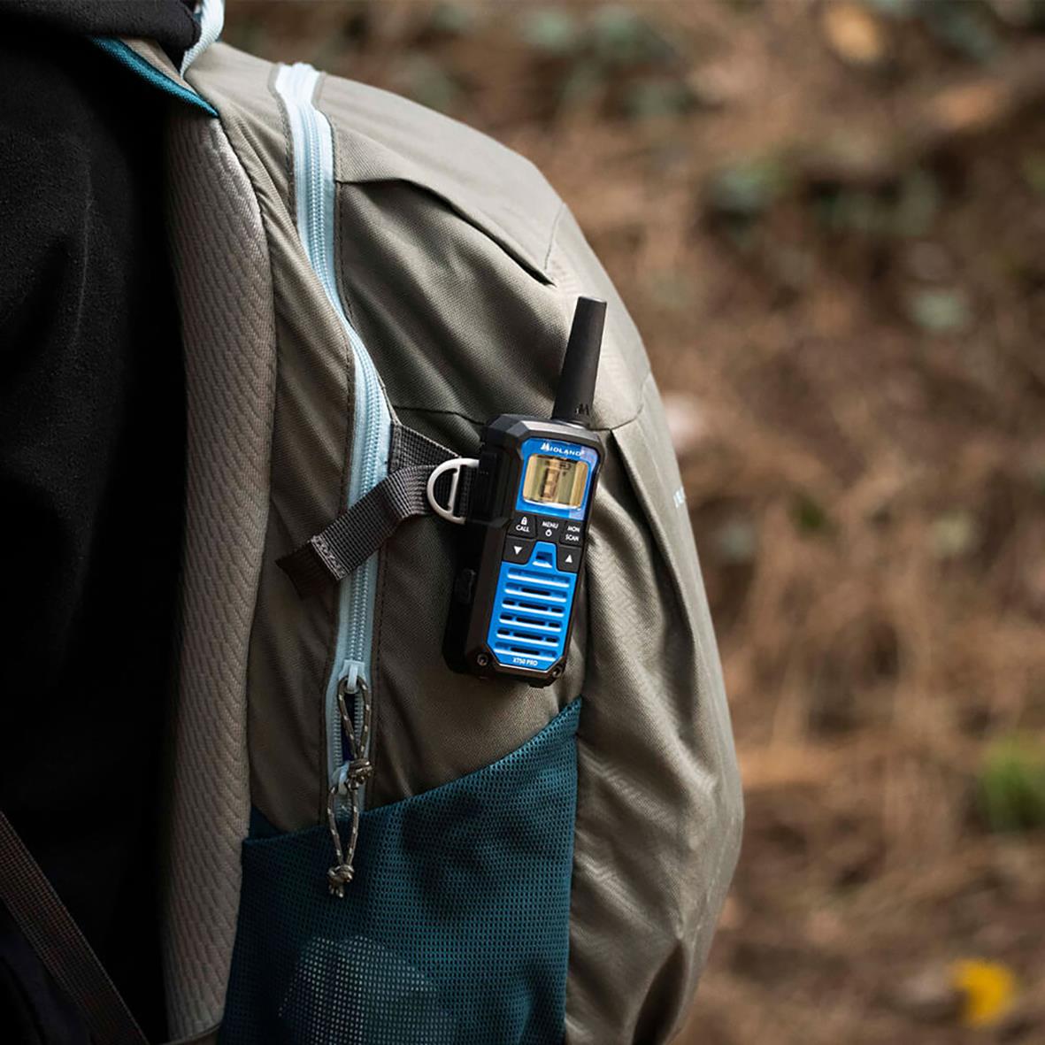 Walkie Talkie Midland XT50 Pro Duo i svart och blå fäst på ryggsäck