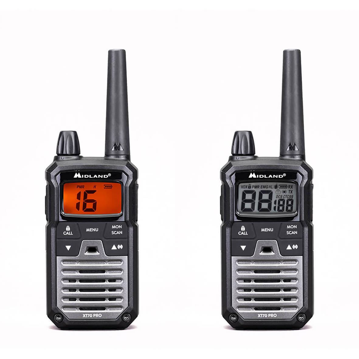 Två Midland XT70 Pro Duo walkie talkies i svart och mörkgrönt med antenner och display