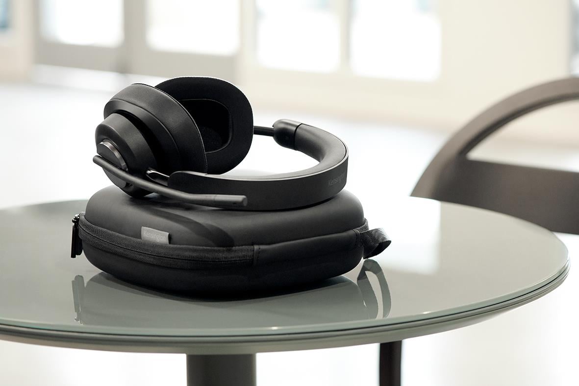 Kensington H300 Bluetooth over-ear headset placerad på ett runt bord