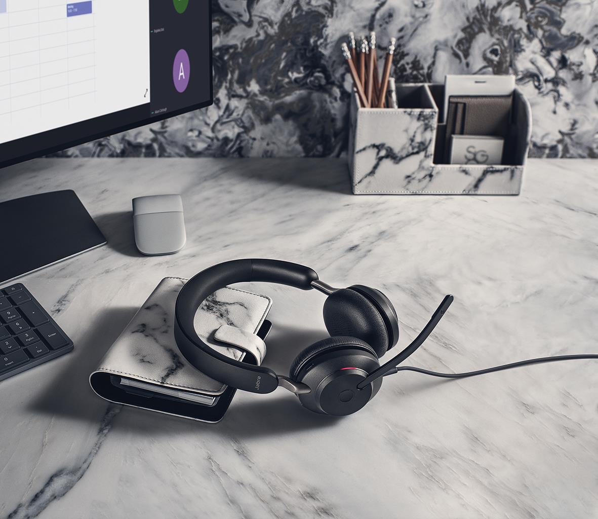 Jabra Evolve2 40 SE USB-A/C UC stereo headset på skrivbord med dator och kontorsmaterial