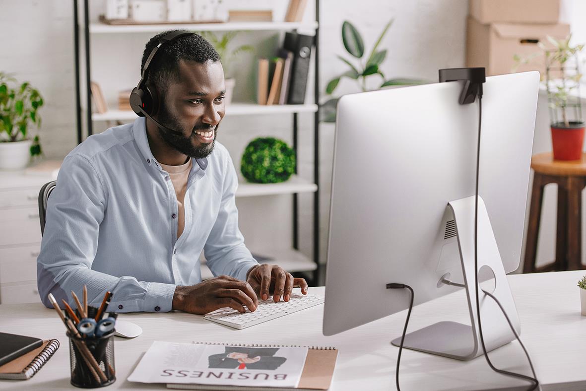 Man med headset och dator i ett kontorsmiljö