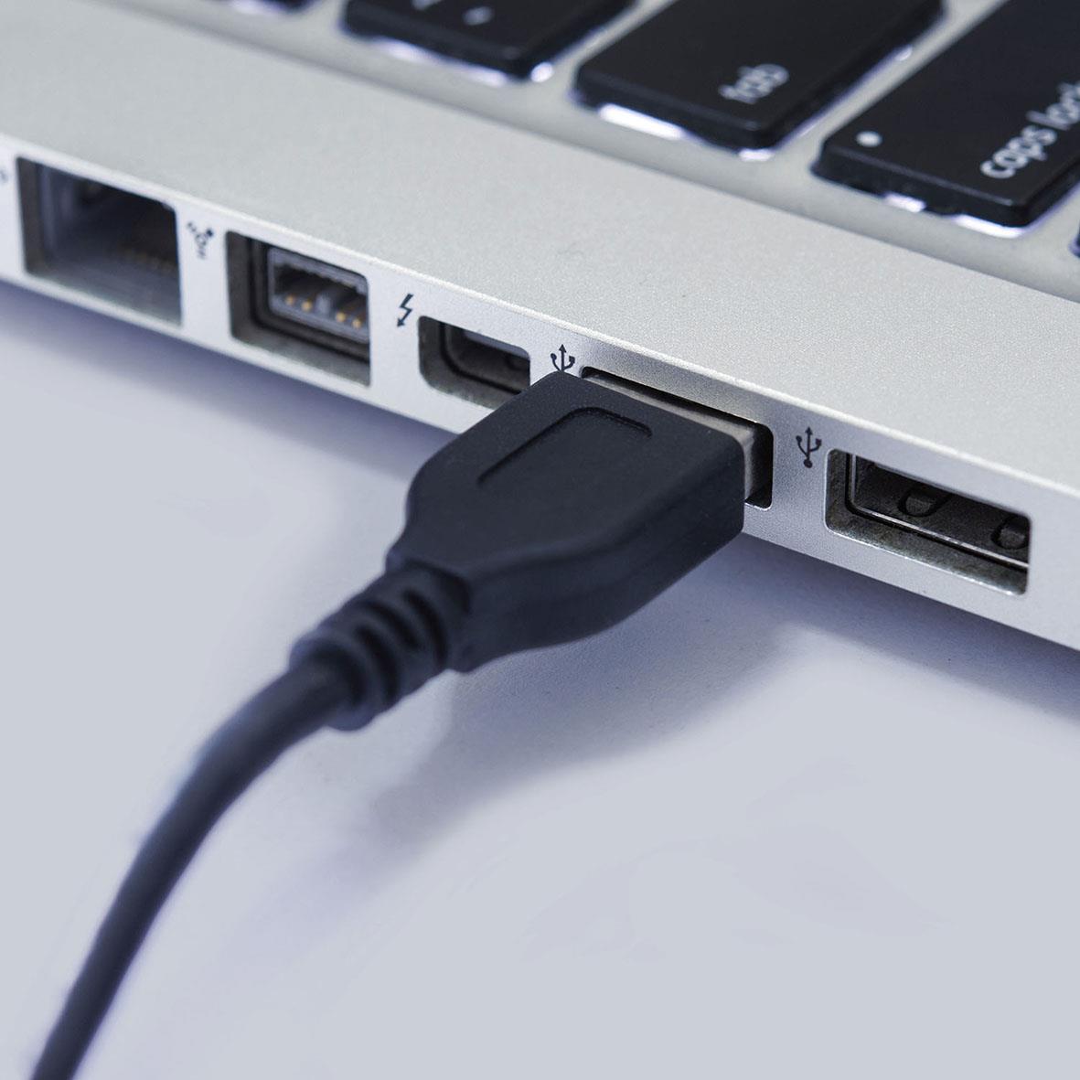 Headset Mixx Stereo trådbunden USB-A-kabel ansluts till en laptop med flera USB-portar