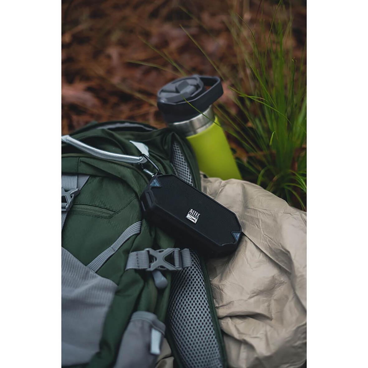 Högtalare Altec Lansing IMV1000 HydraMini RGB IPX67 kopplad till ryggsäck utomhus