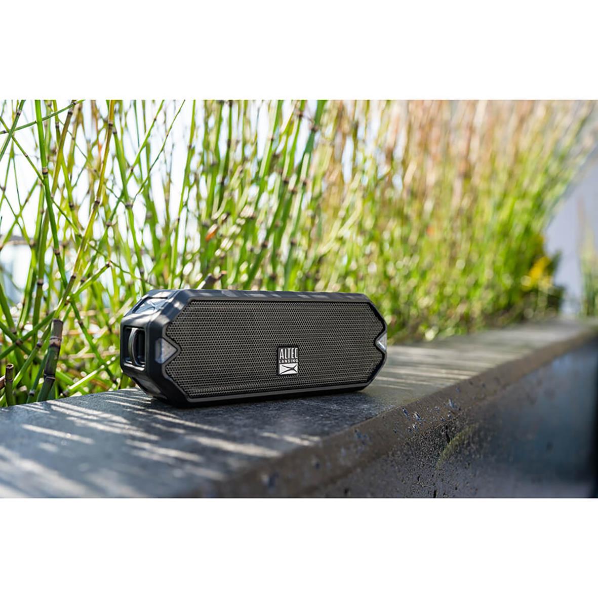 Högtalare Altec Lansing IMV1200 HydraJolt RGB IPX67 utomhusbruk på en mur