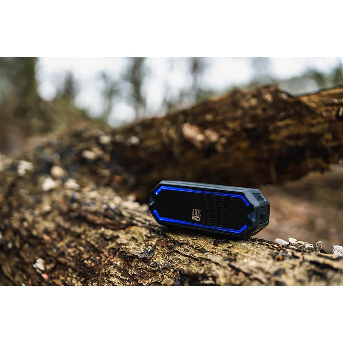 Högtalare Altec Lansing IMV1200 HydraJolt RGB IPX67 placerad på en trästock i naturen