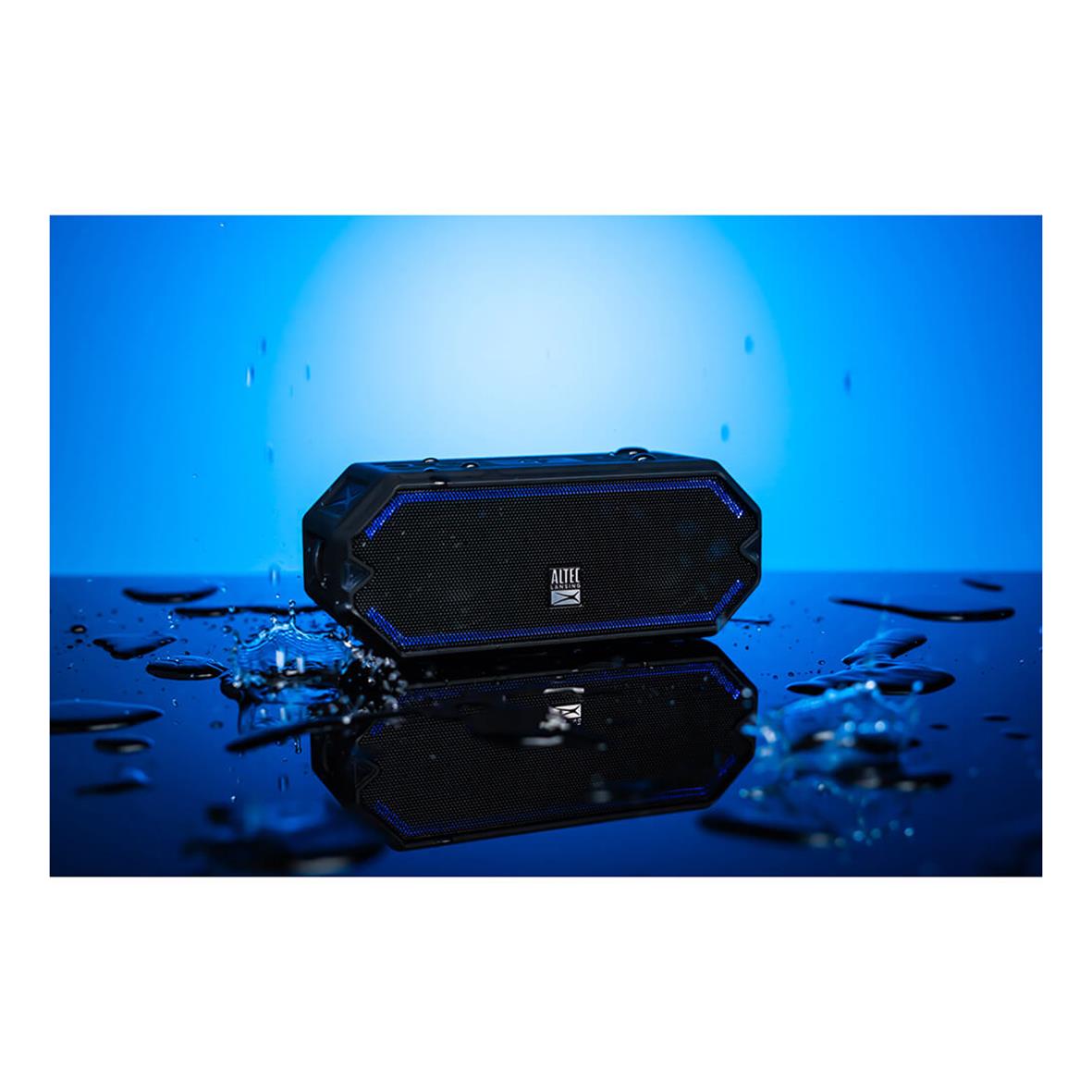 Högtalare Altec Lansing IMV1300 HydraBlast RGB IPX67 med vattenstänkskydd och blå bakgrund
