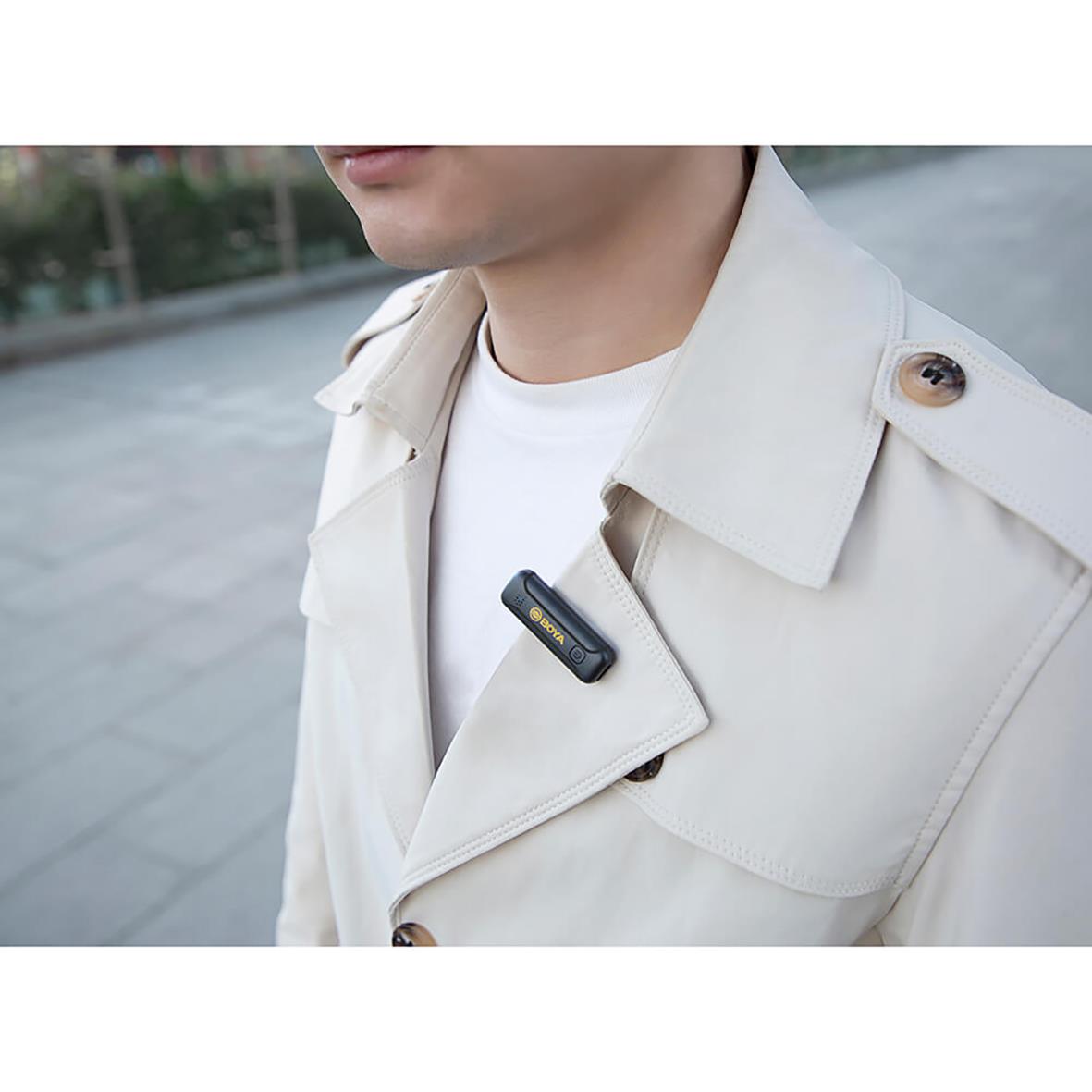 Person bär ett trådlöst mikrofonmottagare BY-WM3 för Lightning på jacka utomhus