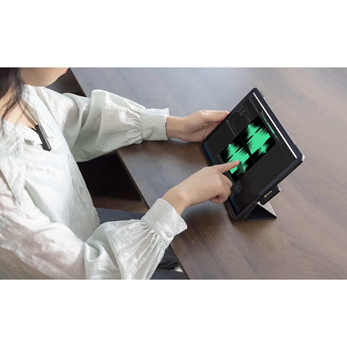 Person använder trådlöst mikrofonmikrofon för USB-C på en surfplatta