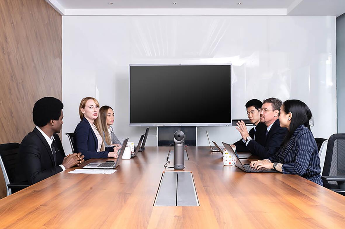 Konferensrum med sex personer, en stor skärm och Kandao Meeting Pro-kamera i mitten