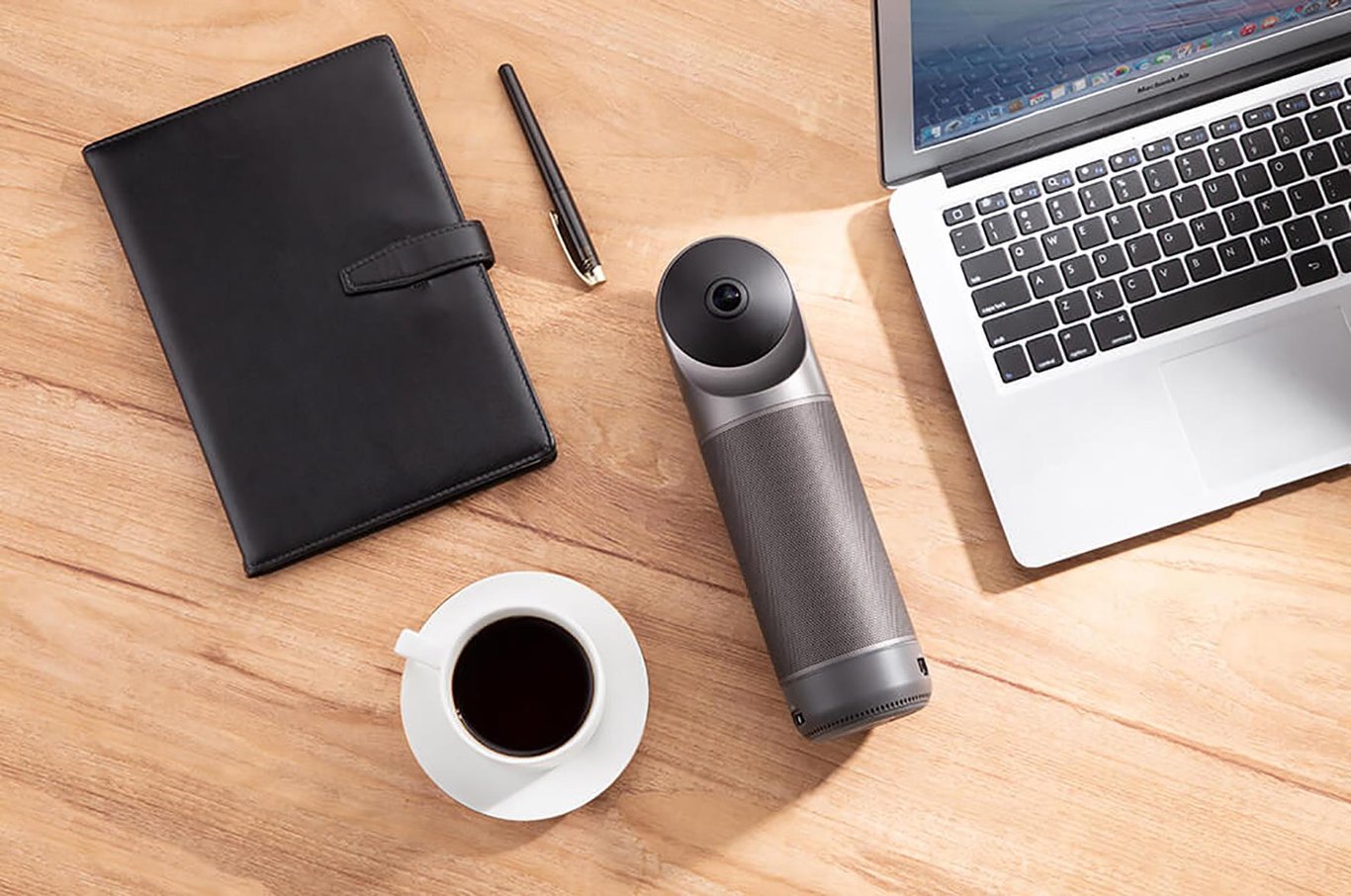 Konferenskamera Kandao Meeting Pro, anteckningsbok, pen, kopp kaffe, laptop på träbord