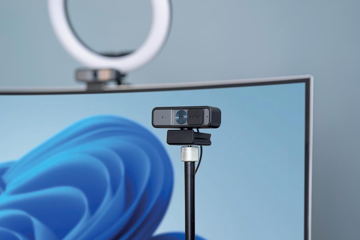 Webbkamera Kensington W2000 1080P monterad framför en datorskärm