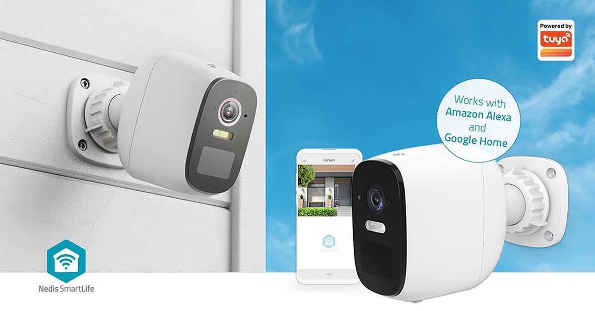 Vit utomhusövervakningskamera från Nedis monterad på vägg, kopplad till smartphone för övervakning