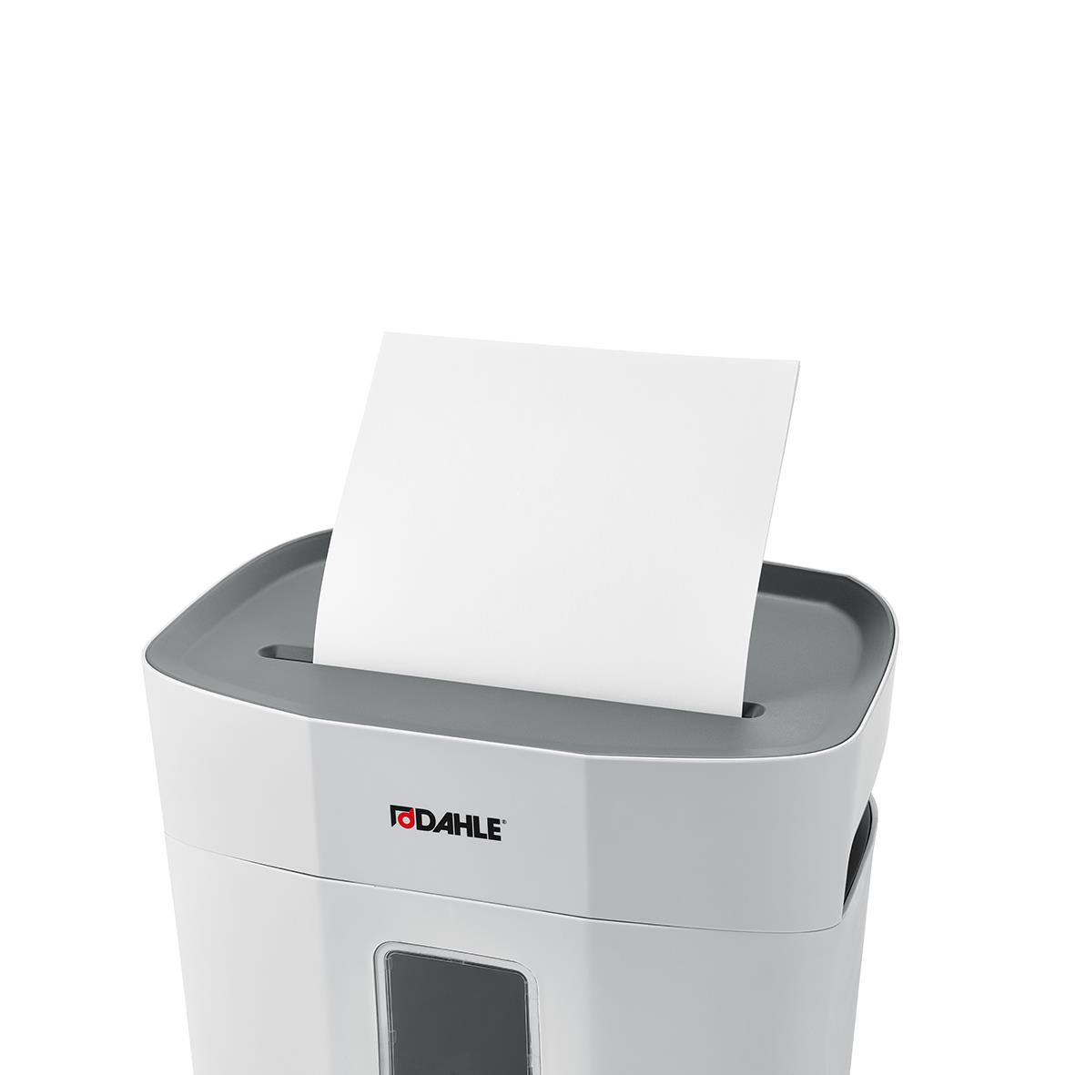 Dahle PaperSafe 120 P4 dokumentförstörare med papper som matas in
