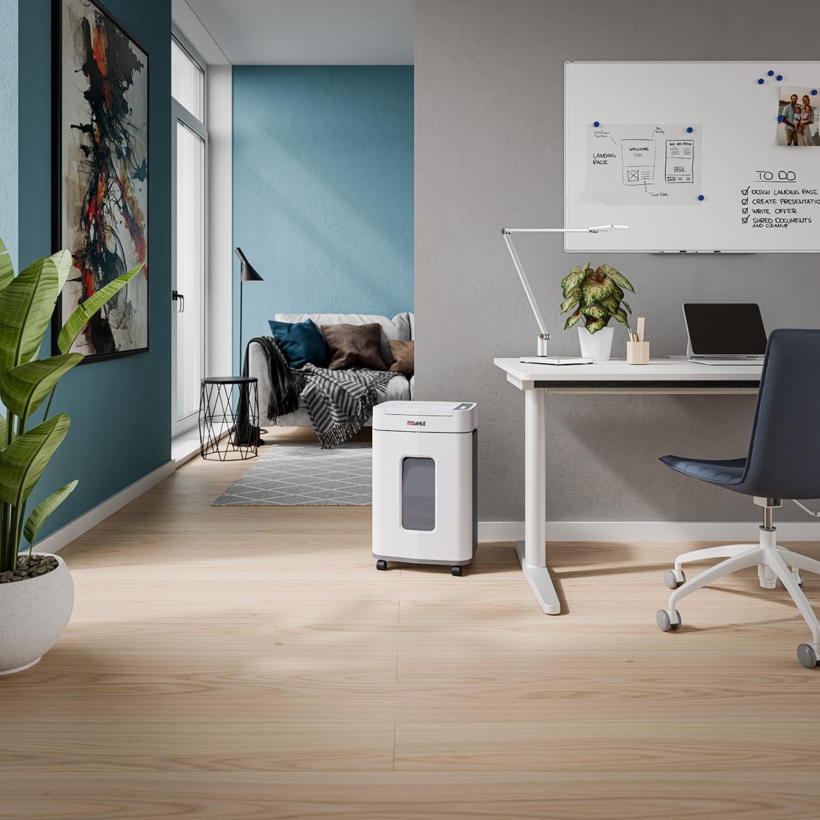 Kontorsmiljö med Dahle ShredMatic 150 P4 dokumentförstörare bredvid skrivbord och vägg med whiteboard