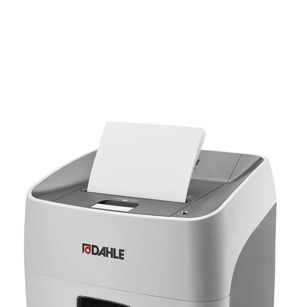 Dahle ShredMatic 300 P5 dokumentförstörare med papper som matas in