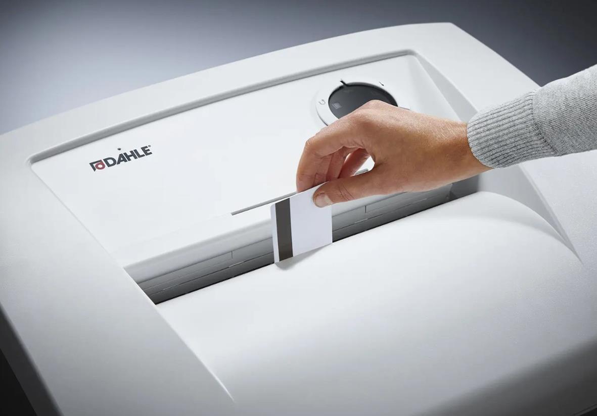 Person som använder en Dahle Team 406 P4 dokumentförstörare