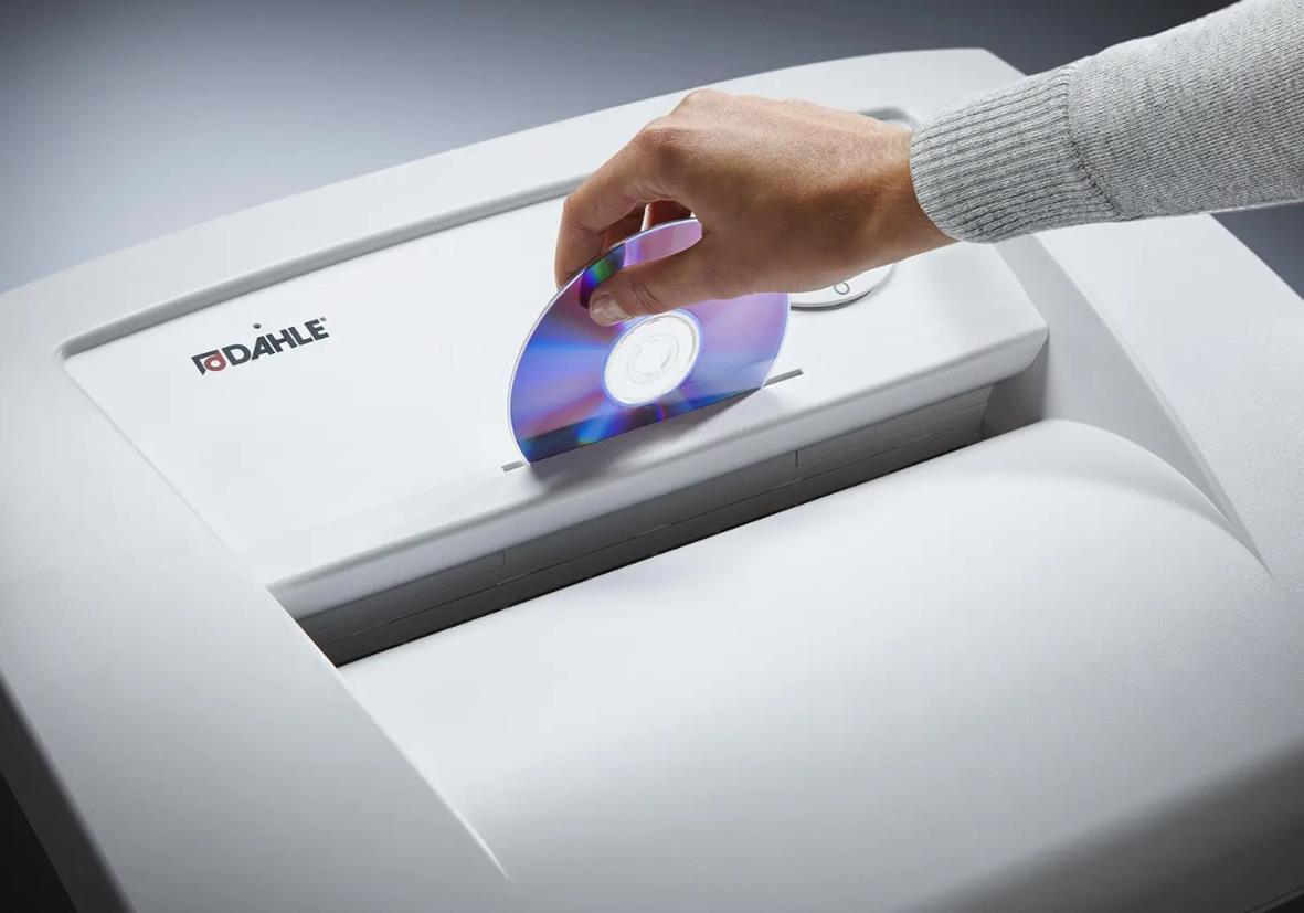 Person använder dokumentförstörare Dahle Team 406 P4 för att förstöra papper