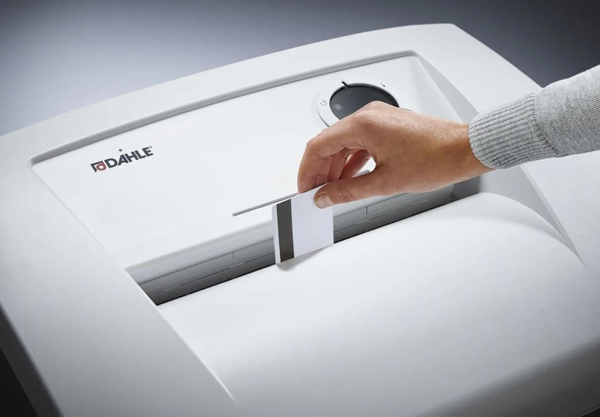 Hand som använder en Dahle Team 410 P4 dokumentförstörare