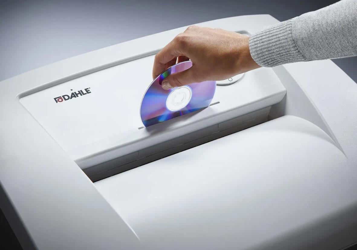 Person använder en Dahle Team 410 P4 dokumentförstörare för att förstöra papper