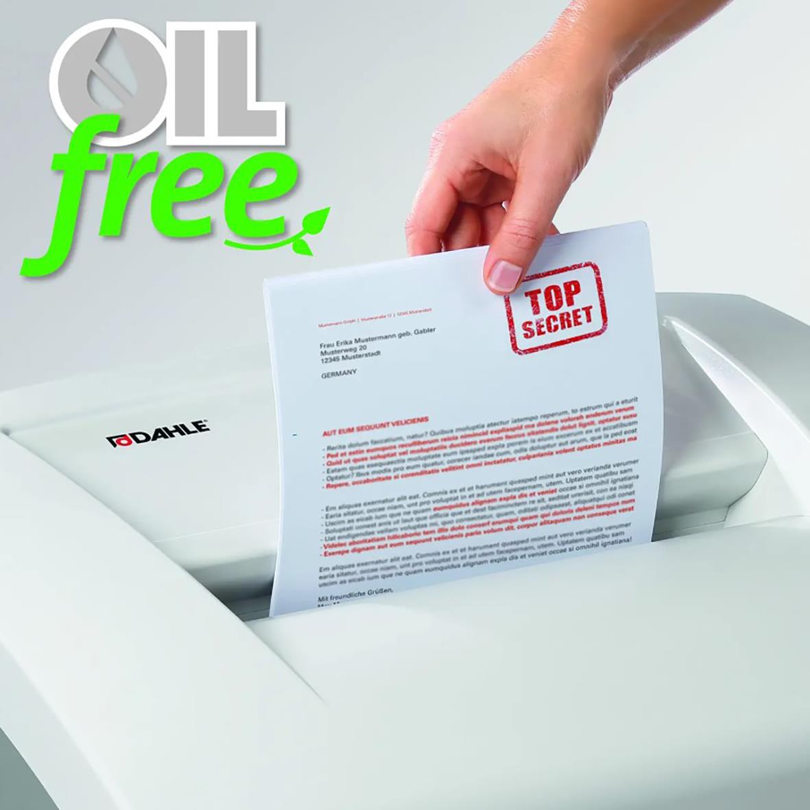 Person som använder Dahle Team 410 P4 dokumentförstörare för att förstöra ett hemligt dokument