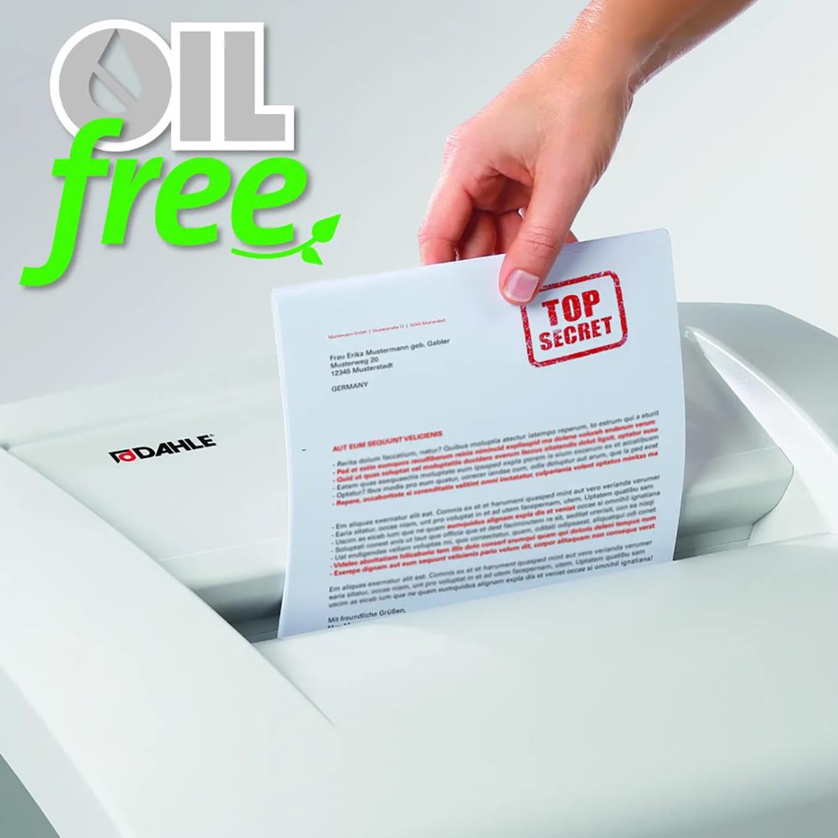 Person använder en Dahle dokumentförstörare för att förstöra papper med ett 'Top Secret' märke