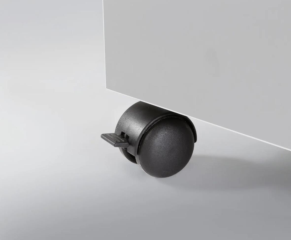 Dahle dokumentförstörare med hjul, modell 414 P4, placerad under ett skrivbord