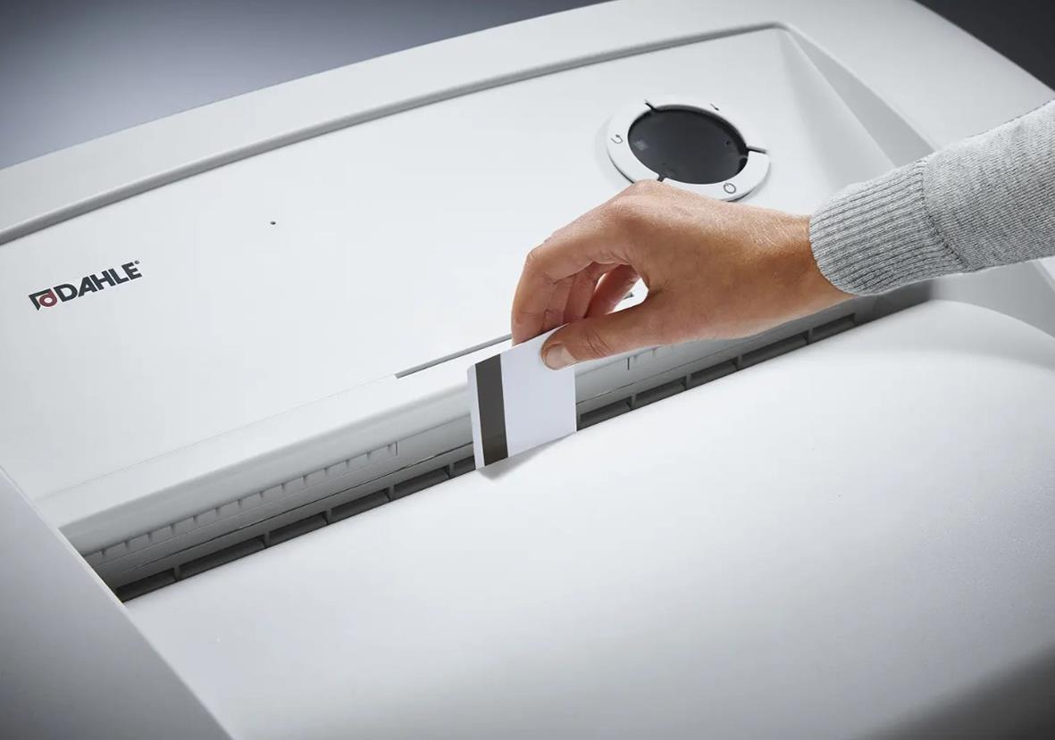 Hand som använder en Dahle dokumentförstörare modell 416 P4