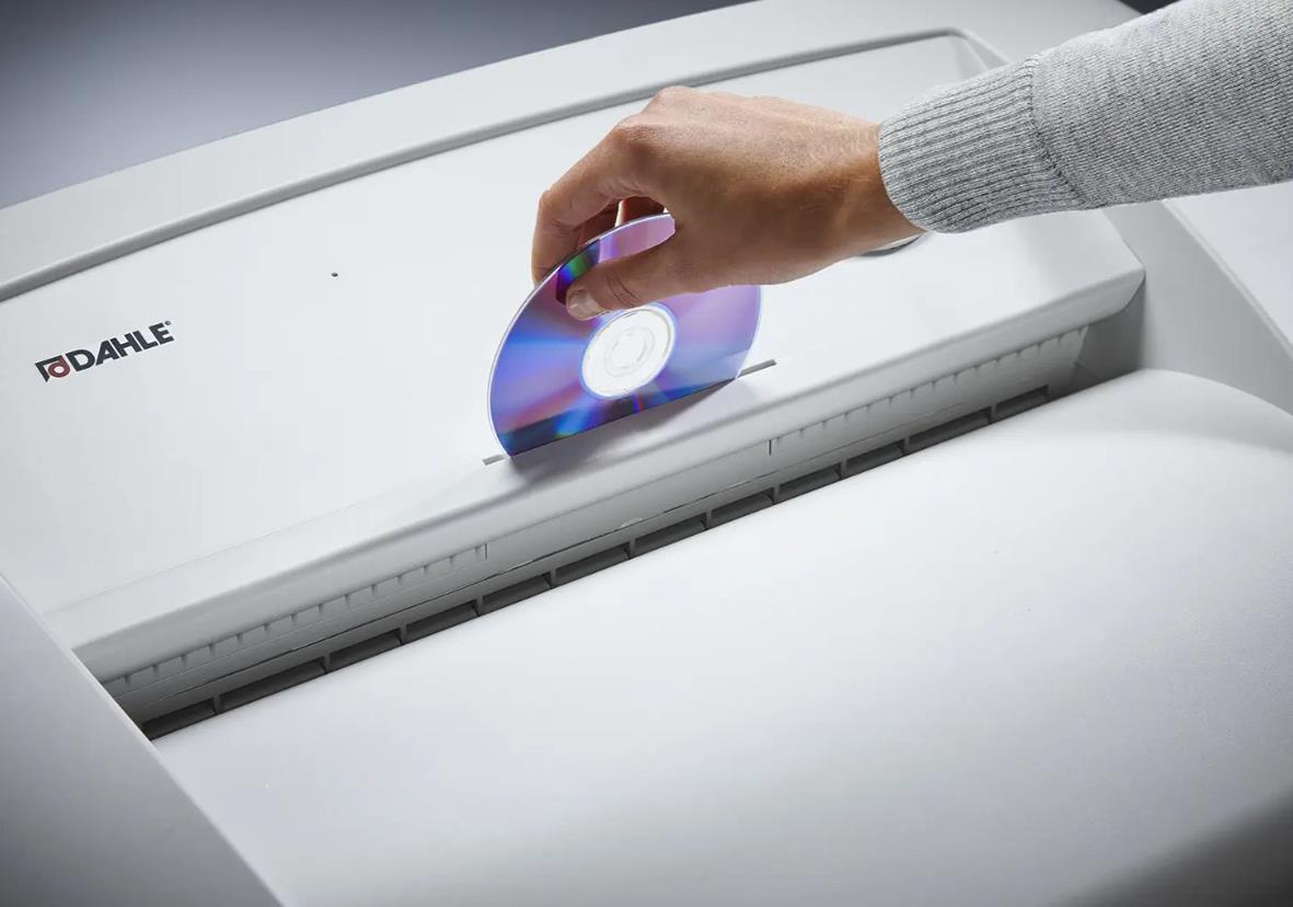 Person använder en Dahle dokumentförstörare modell 416 P4 för att förstöra papper