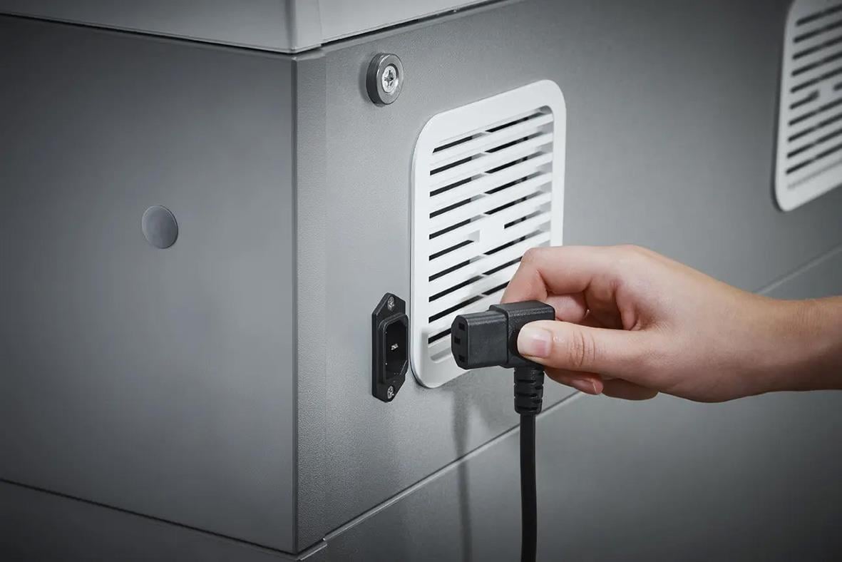 Hand som använder en Dahle Volume Pro 719 P7 dokumentförstörare