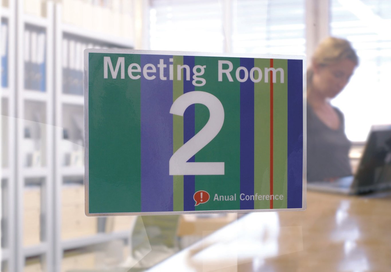 Tydligt mötesrumsnummer 2 med text Meeting Room och Annual Conference i bakgrunden