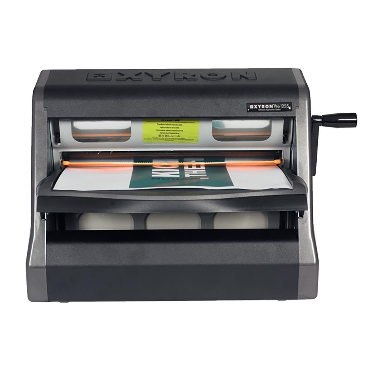 Lamineringsmaskin Xyron 1255 A3 med svart design och handhjul för laminering