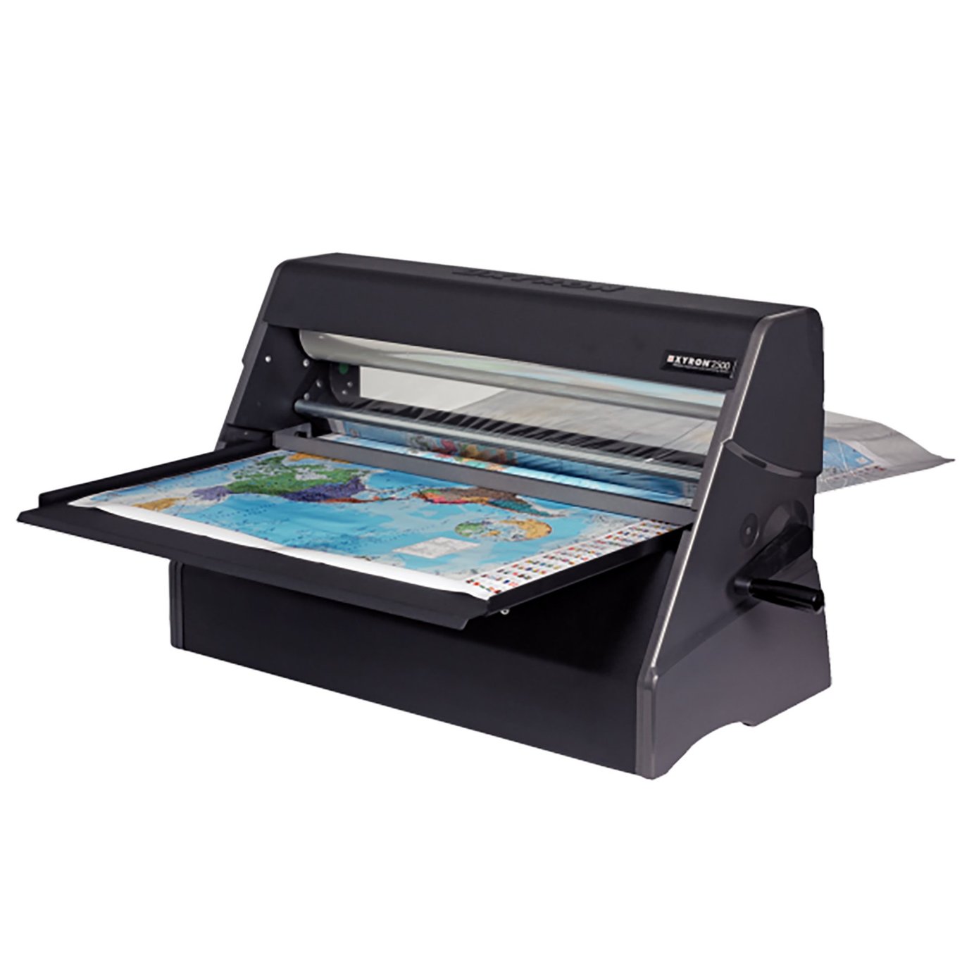 Lamineringsmaskin Xyron 2500 A1 som laminerar ett färgglatt kartprojekt