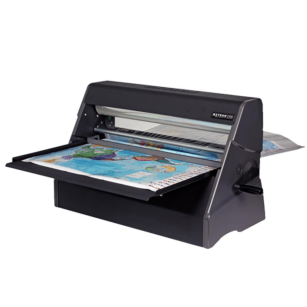 Lamineringsmaskin Xyron 2500 A1 som laminerar ett färgglatt kartprojekt