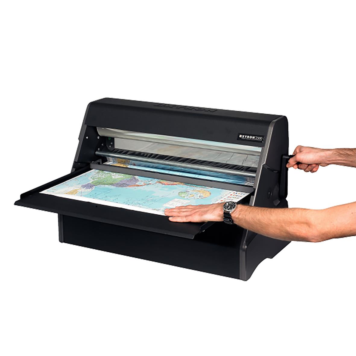 Lamineringsmaskin Xyron 2500 A1 som laminering utförs på