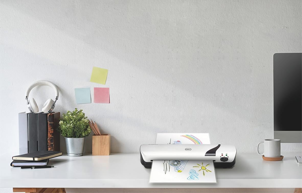 Lamineringsmaskin GBC Inspire+ Craftpack Vit A4 på skrivbord med anteckningsblock, växt och post-it lappar