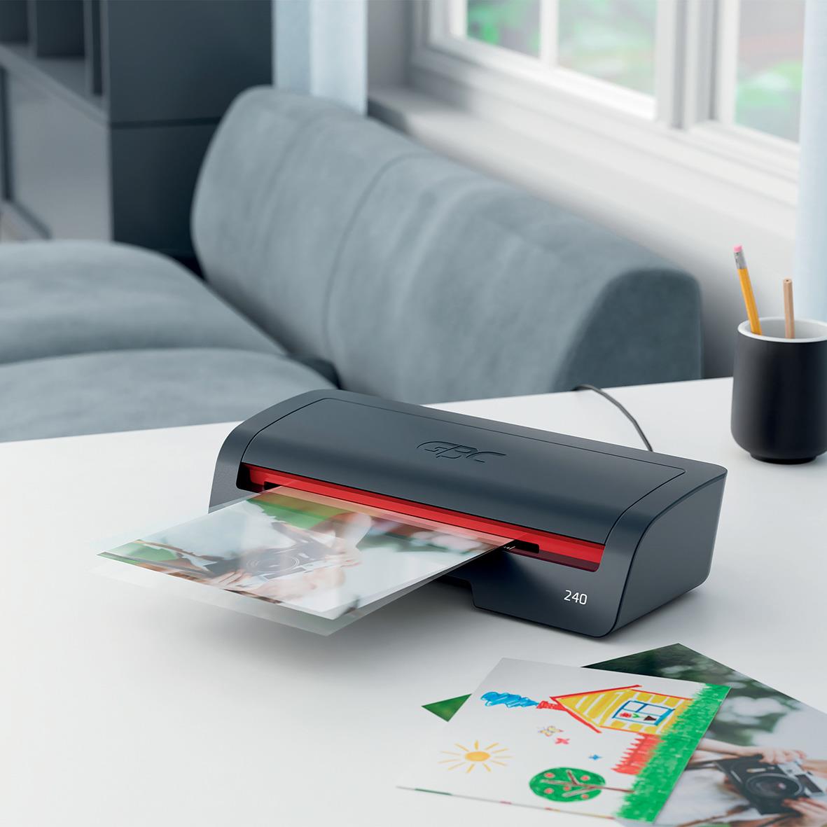 Lamineringsmaskin GBC 240 Series 2 A4 på skrivbord med utskrivna bilder