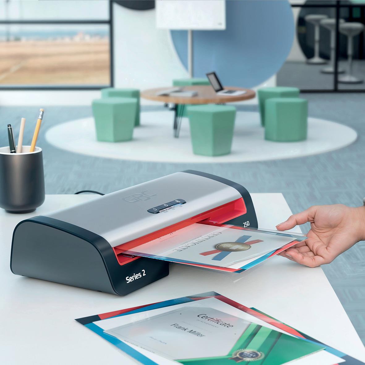 Lamineringsmaskin GBC 250 Series 2 A4 i modernt kontorsutrymme med sittplatser och fönster