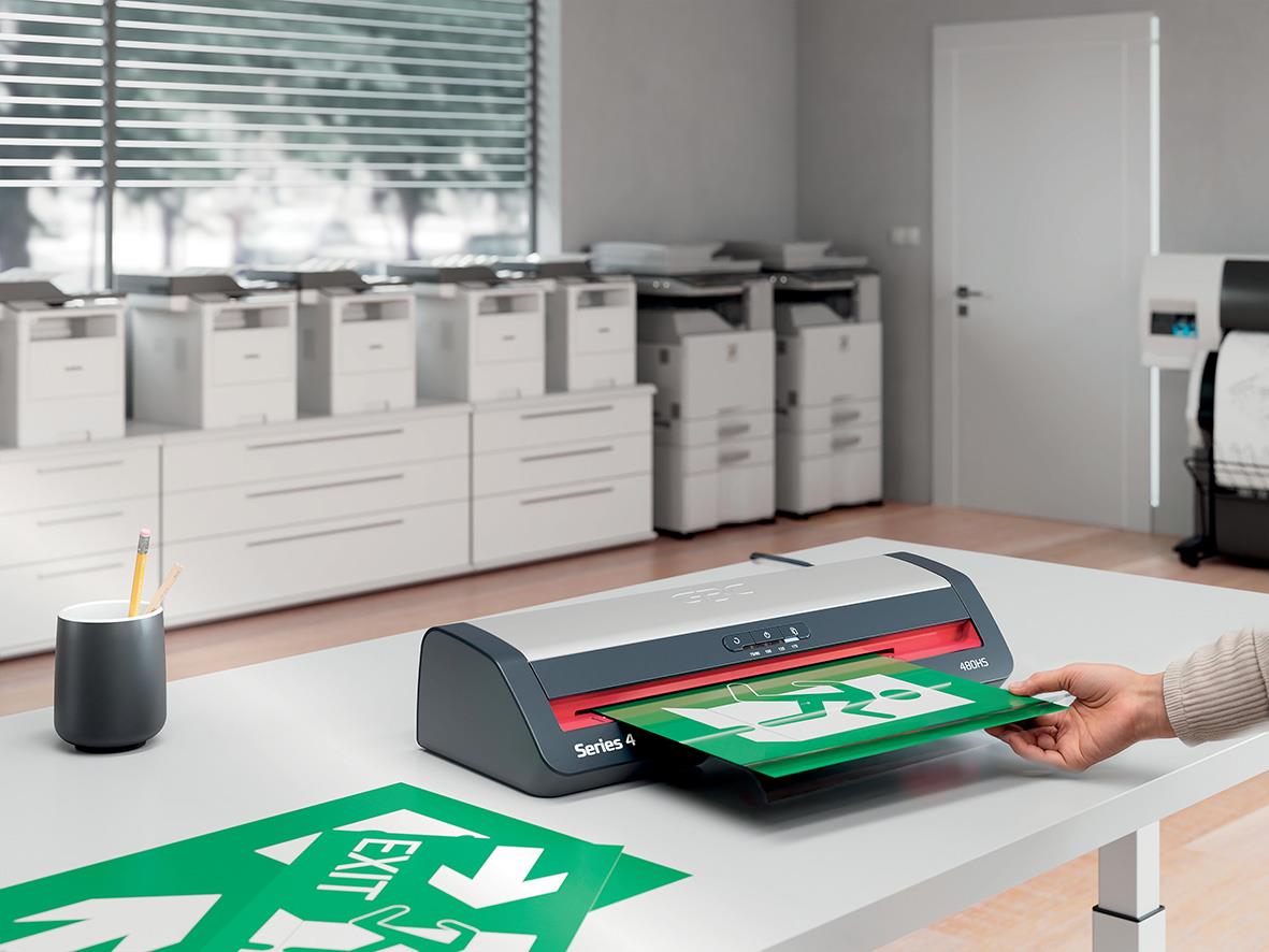 Lamineringsmaskin GBC 480HS Serie 4 A3 på skrivbord med dokument och kontorsutrustning