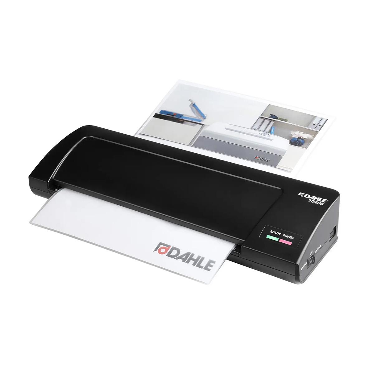 Lamineringsmaskin Dahle 70302 A3 svart med dokument som matas in