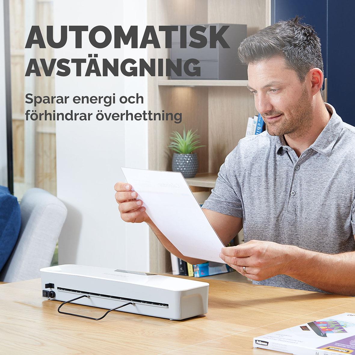 Man använder Fellowes Pixel A4 lamineringsmaskin med automatisk avstängning i ett kontorsmiljö