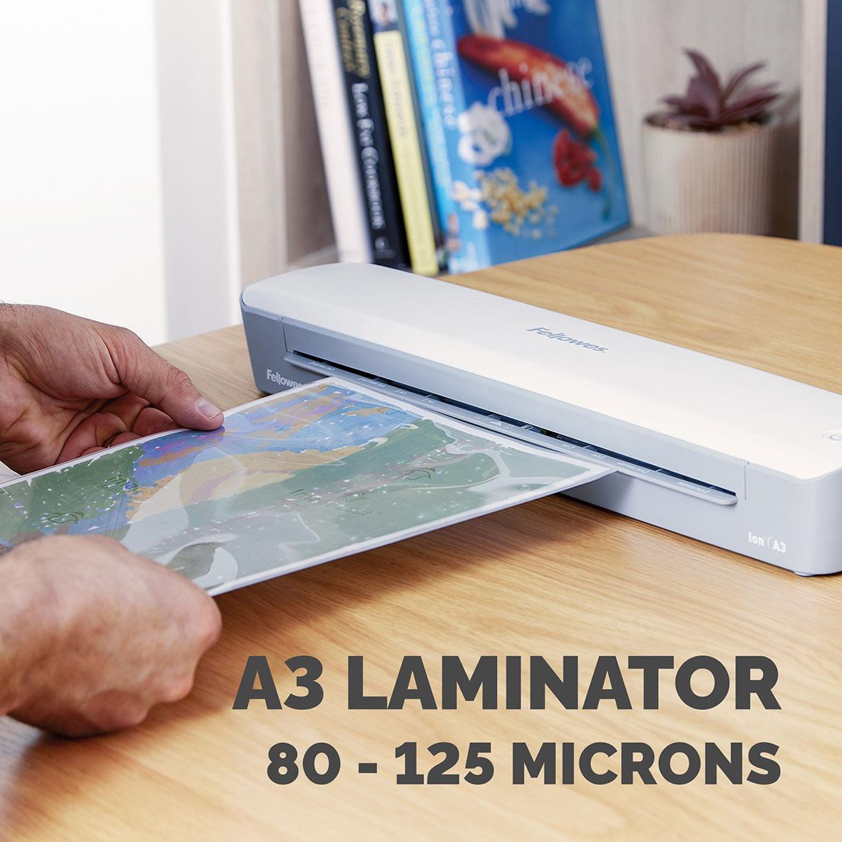 Fellowes Ion A3 lamineringsmaskin som laminera dokument mellan 80-125 mikron på ett skrivbord med böcker och växt i bakgrunden
